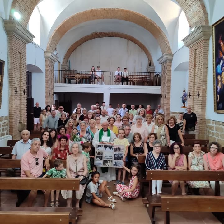 Homenaje a don Abelardo en la iglesia de Vega de Villalobos con la comunidad reunida.