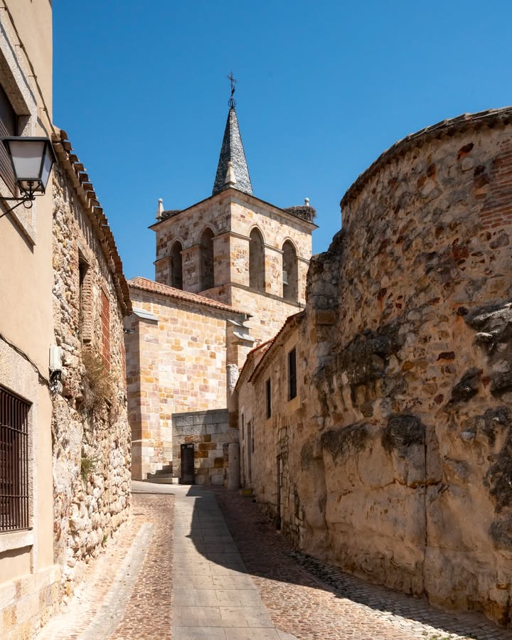 Vista de la iglesia de San Cipriano en Zamora con calle empedrada