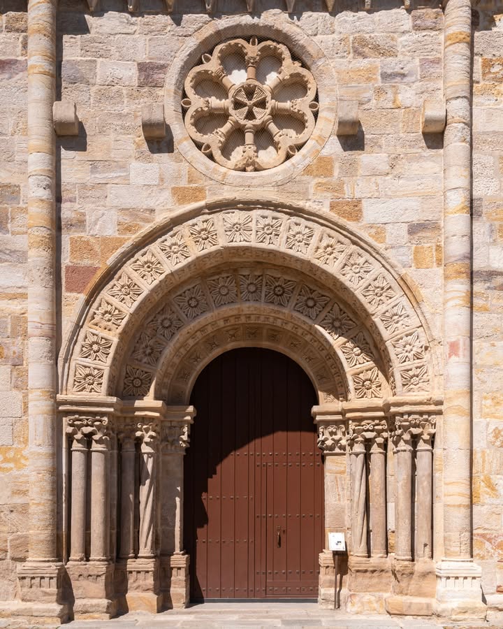 Portada de la iglesia de San Juan Bautista en Zamora con rosetón