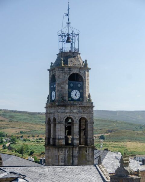 Torre de la iglesia de Santa María del Azogue en Puebla de Sanabria