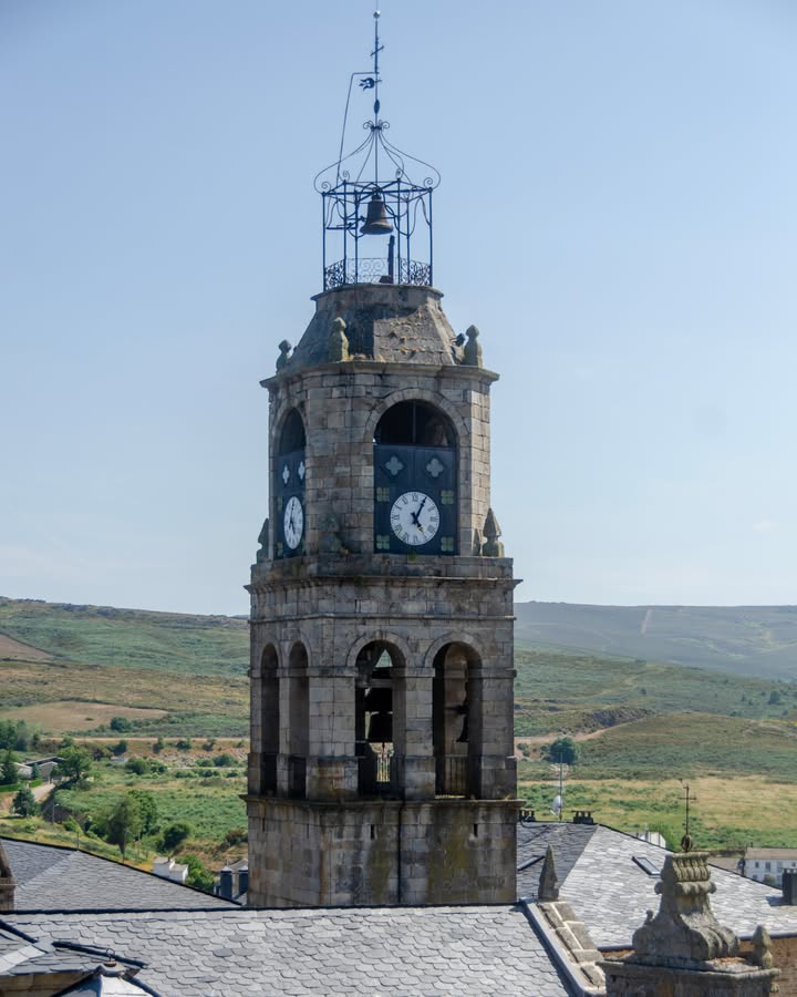 Torre de la iglesia de Santa María del Azogue en Puebla de Sanabria