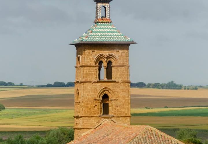 Vista de la torre de la iglesia de Santa María del Río en Castroverde de Campos