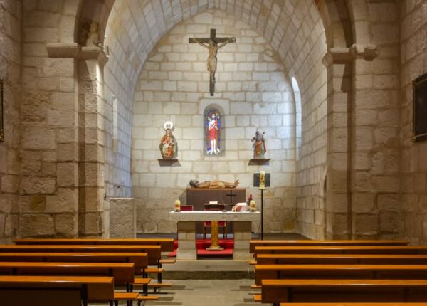 Interior de la iglesia del Santo Sepulcro en Zamora con altar y bancos