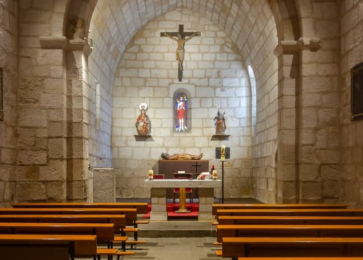 Interior de la iglesia del Santo Sepulcro en Zamora con altar y bancos