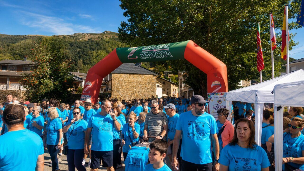 Participantes en la II Marcha Solidaria en Porto con camisetas azules