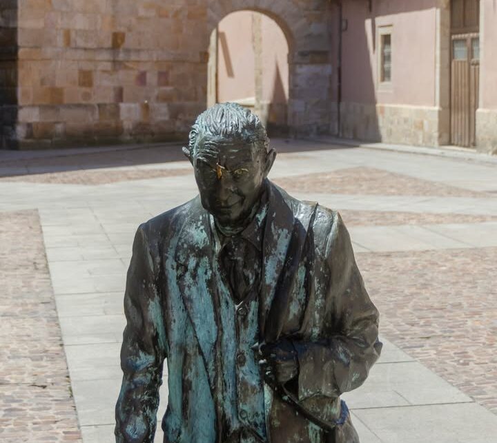 Escultura de Herminio Ramos en bronce en la Plaza de San Ildefonso, Zamora.