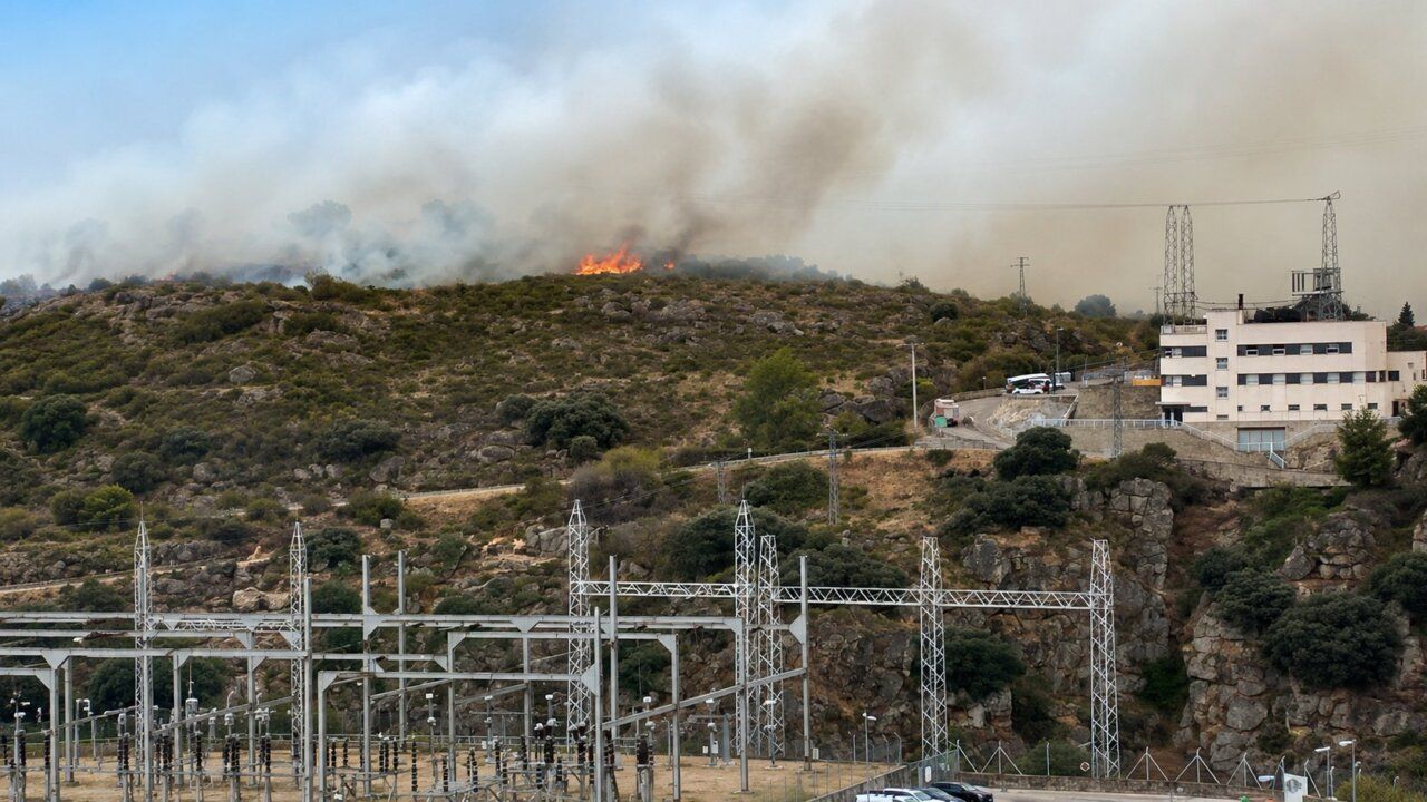 Incendio forestal en la zona entre Villalcampo y Ricobayo con humo y llamas visibles.