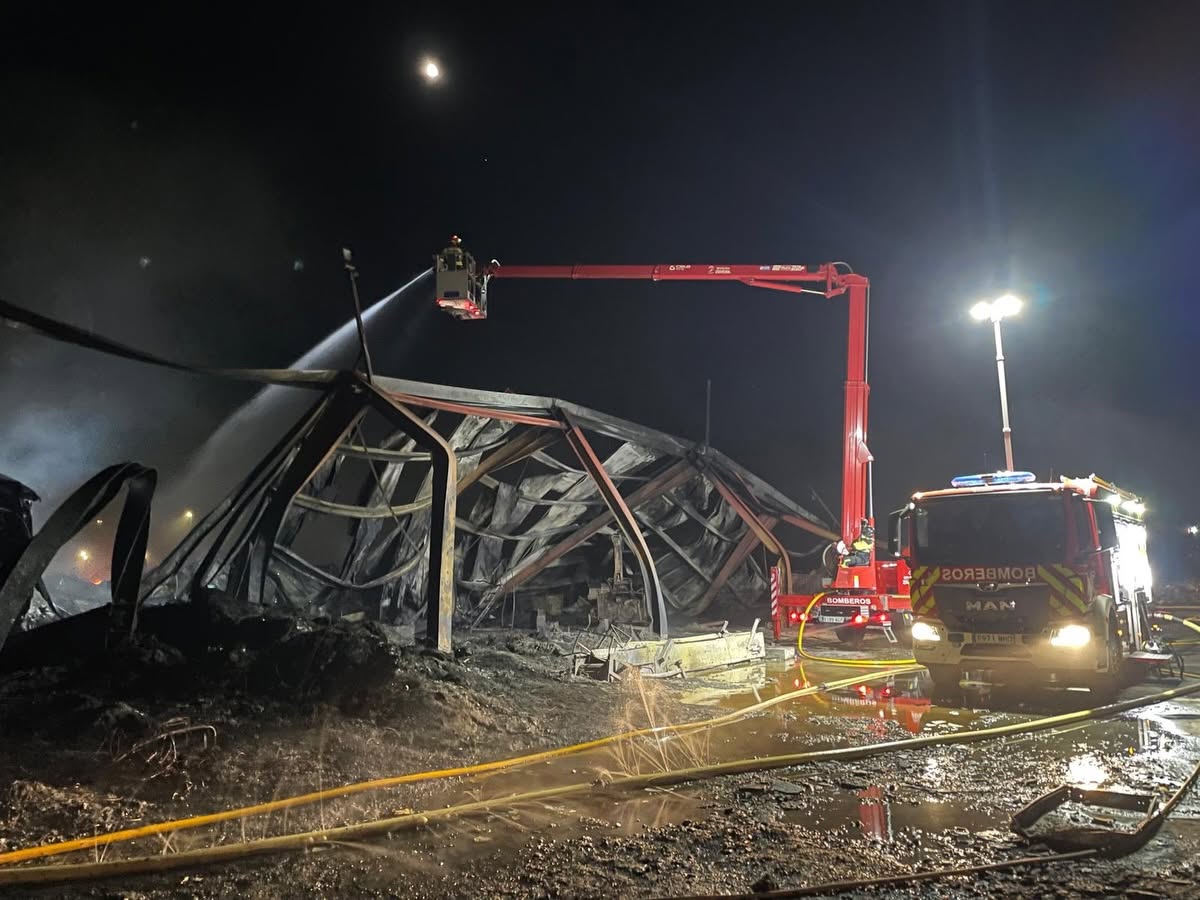 Bomberos trabajando en la planta de reciclaje tras un incendio en Roales del Pan