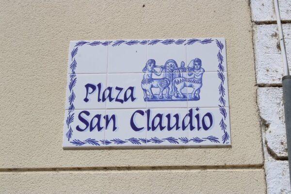 Placa cerámica que indica Plaza San Claudio en Olivares