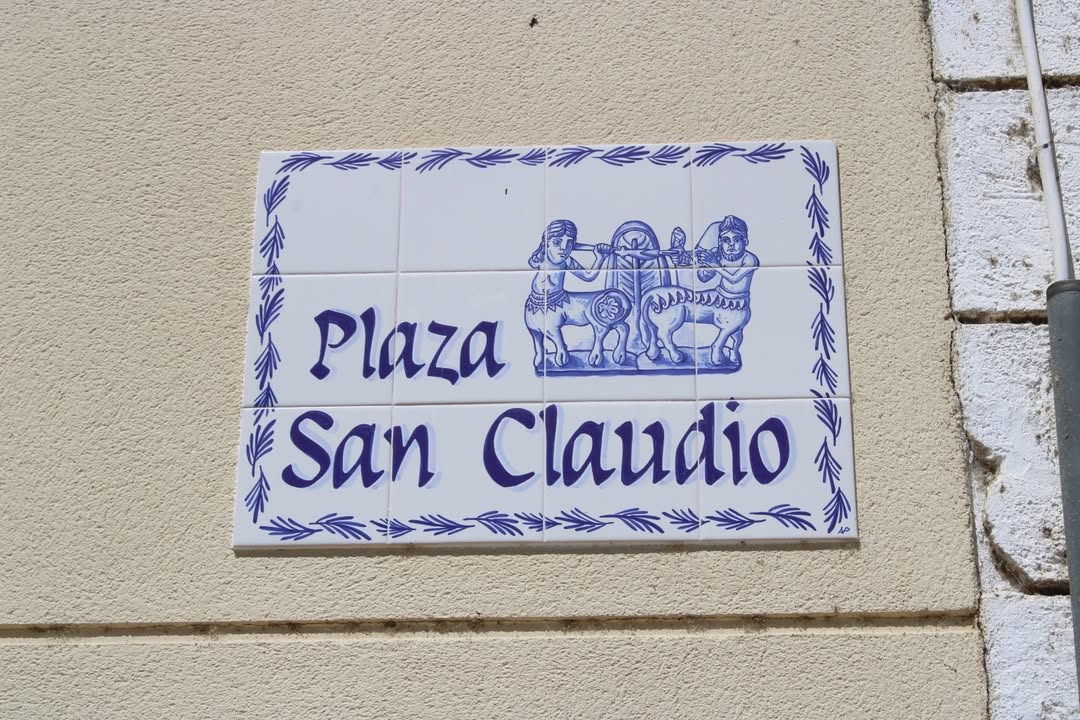 Placa cerámica que indica Plaza San Claudio en Olivares