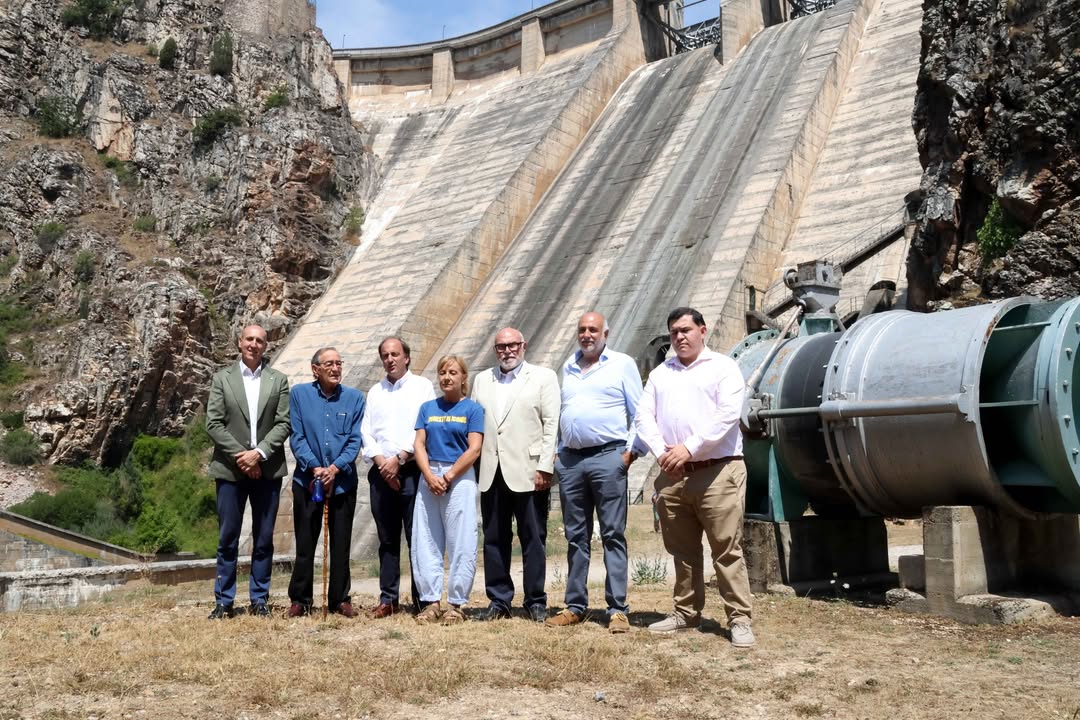 Representantes de la Junta de Castilla y León en la presa de Barrios de Luna