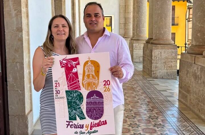 Josué Bermejo y otra persona sosteniendo un cartel de las Ferias de San Agustín 2026 en Toro