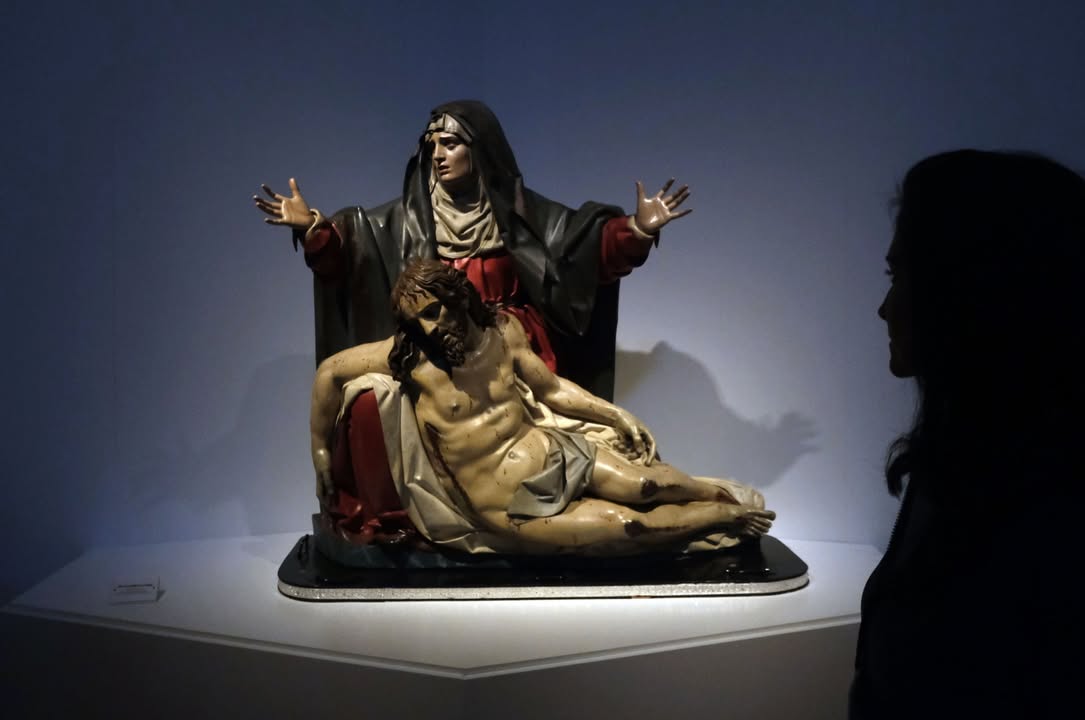 Escultura de la Virgen María y Cristo en una exposición cultural