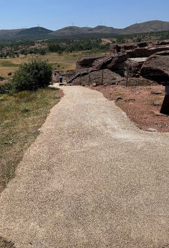 Camino de acceso mejorado en el yacimiento arqueológico de Tiermes