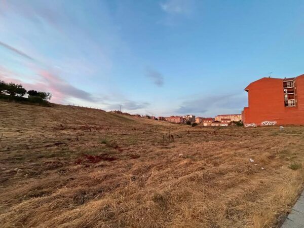 Vista de un solar limpio en Benavente con cielo despejado