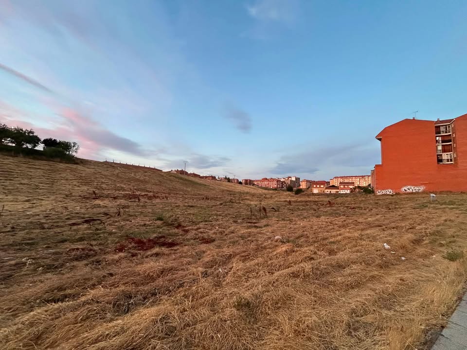 Vista de un solar limpio en Benavente con cielo despejado