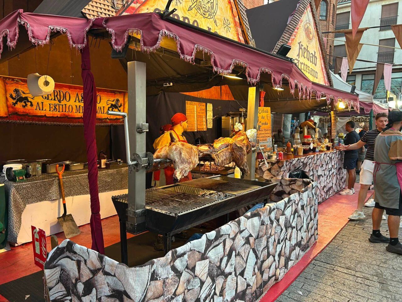 Puesto de comida en el Mercado Medieval de Benavente con fuego y decoración medieval