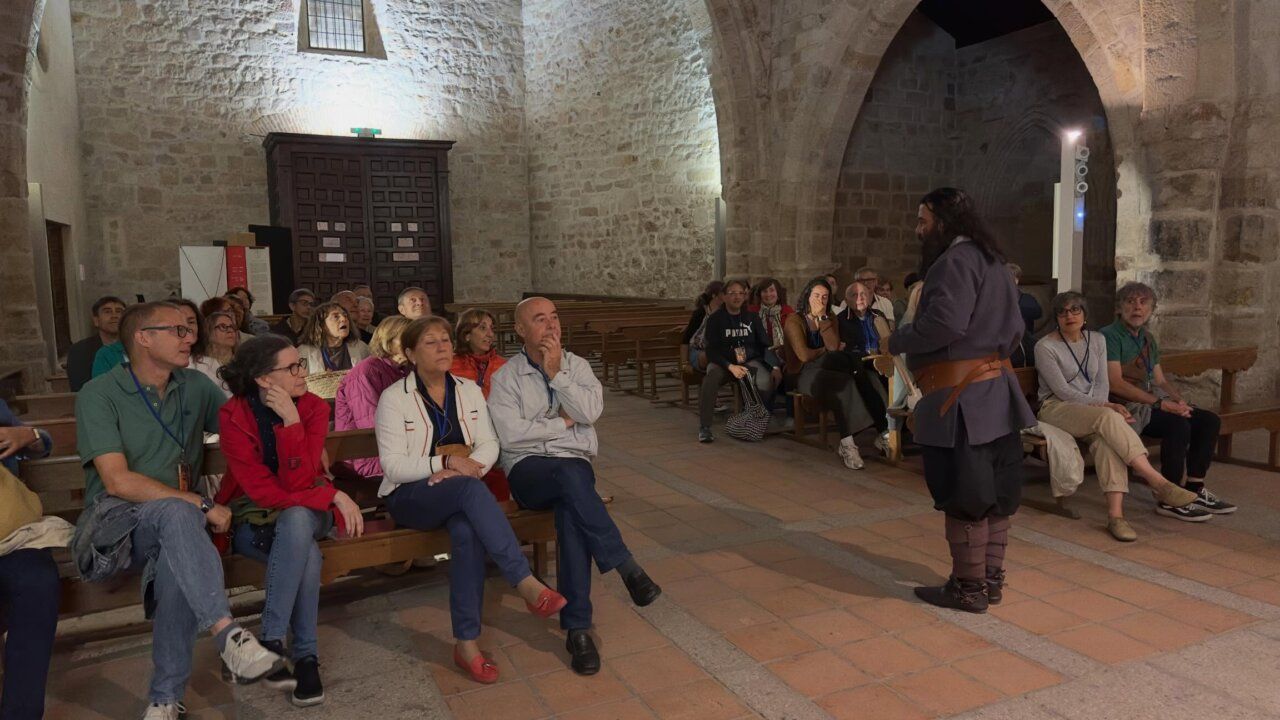 Guía narrando sobre la Milla Románica a un grupo de visitantes