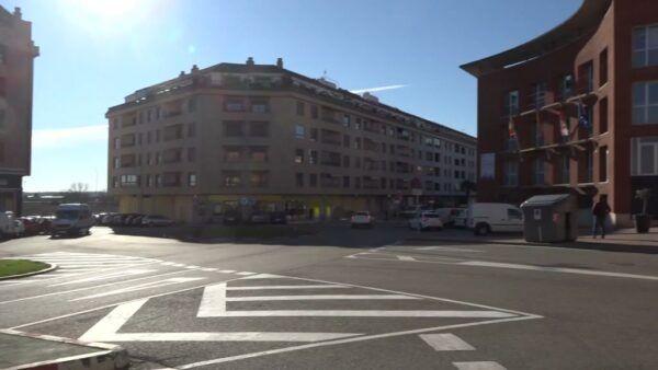 Vista de la plaza y edificios en Benavente con sol brillante