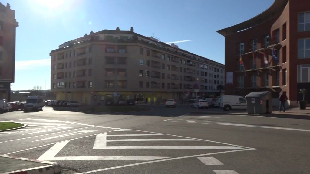 Vista de la plaza y edificios en Benavente con sol brillante