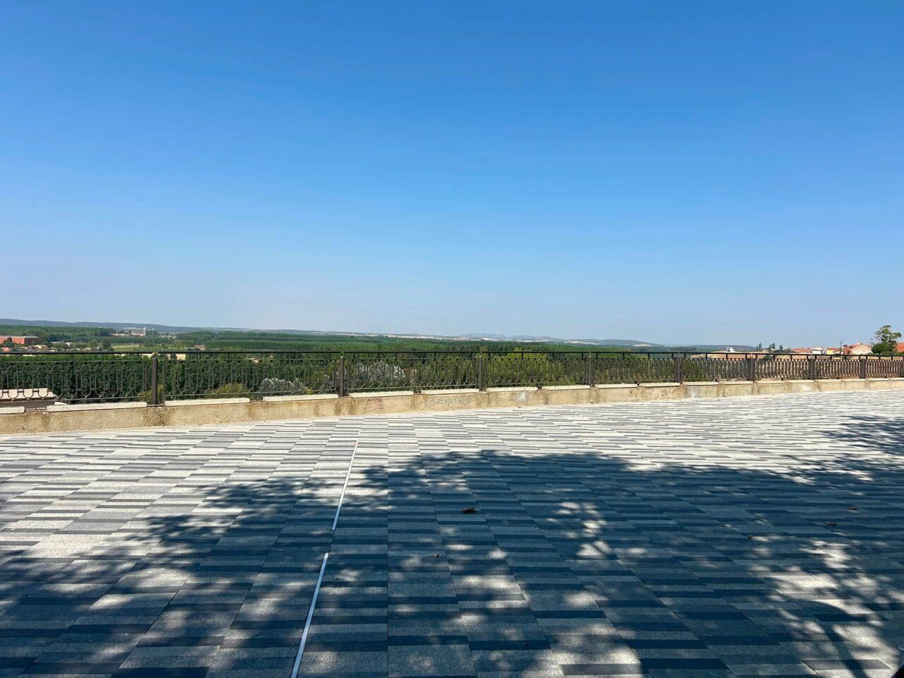 Mural dedicado al eclipse solar en Benavente con un paisaje claro