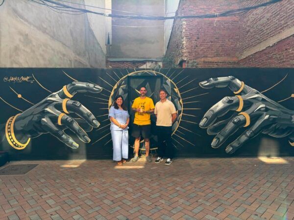 Mural en Benavente dedicado al eclipse solar con tres personas posando.