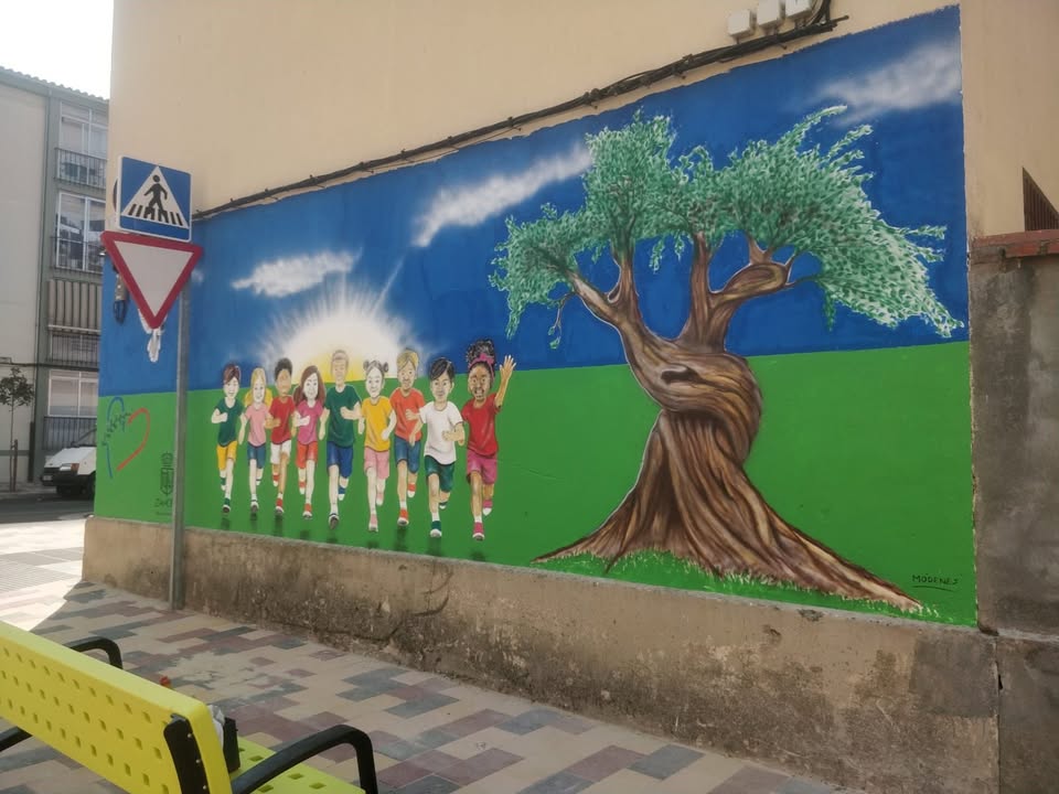 Mural infantil colorido en el colegio Nuestra Señora del Rocío con niños corriendo.