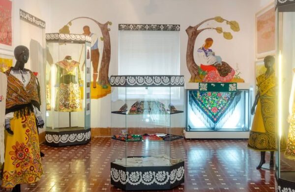Interior del Museo del Traje Carbajalino con trajes tradicionales exhibidos