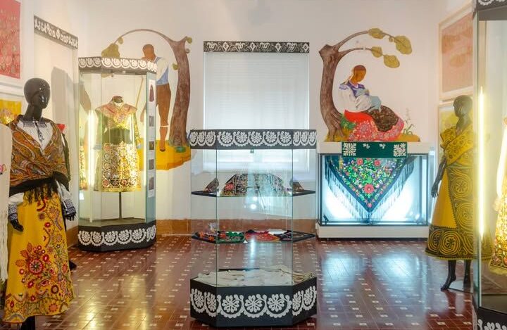Interior del Museo del Traje Carbajalino con trajes tradicionales exhibidos