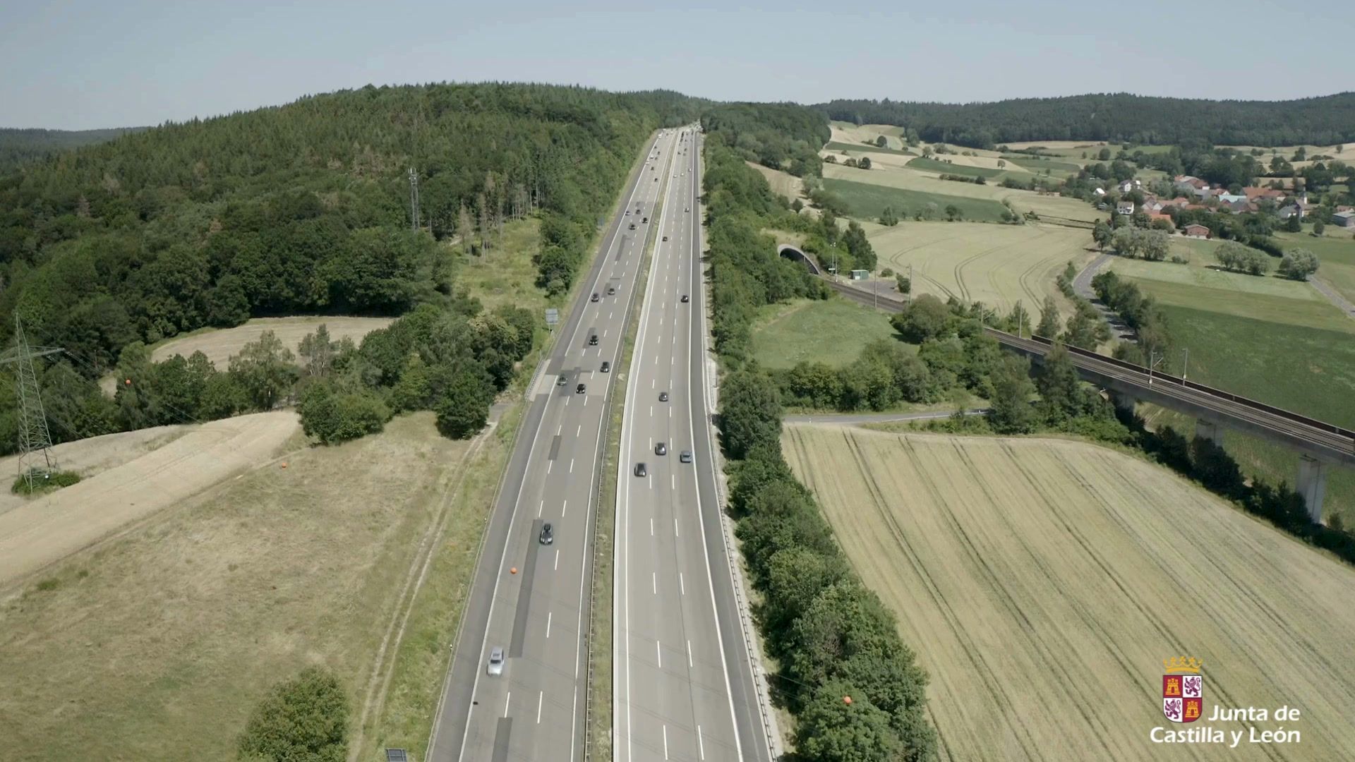 Vista aérea de una carretera con tráfico en un día soleado
