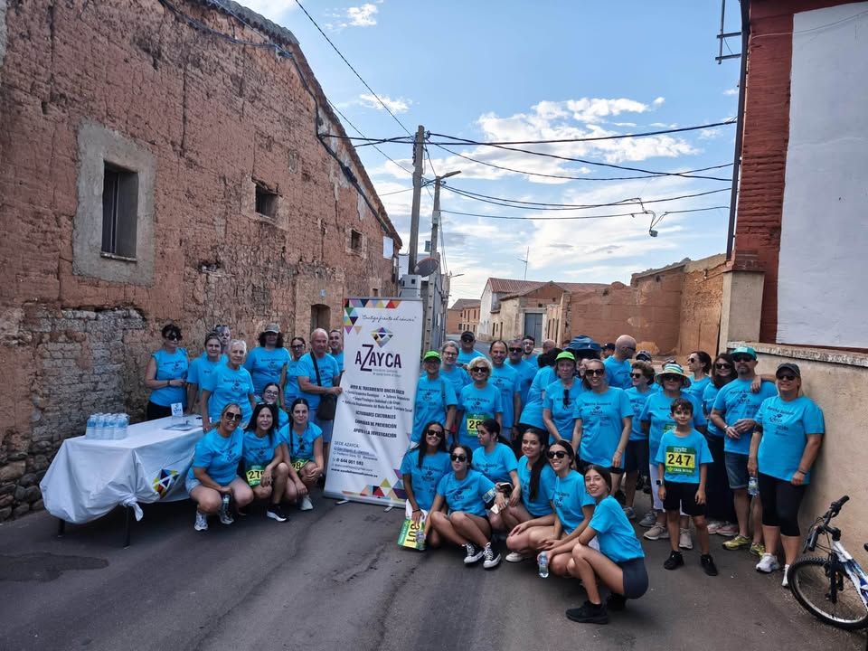 Grupo de personas en camisetas azules durante un paseo solidario