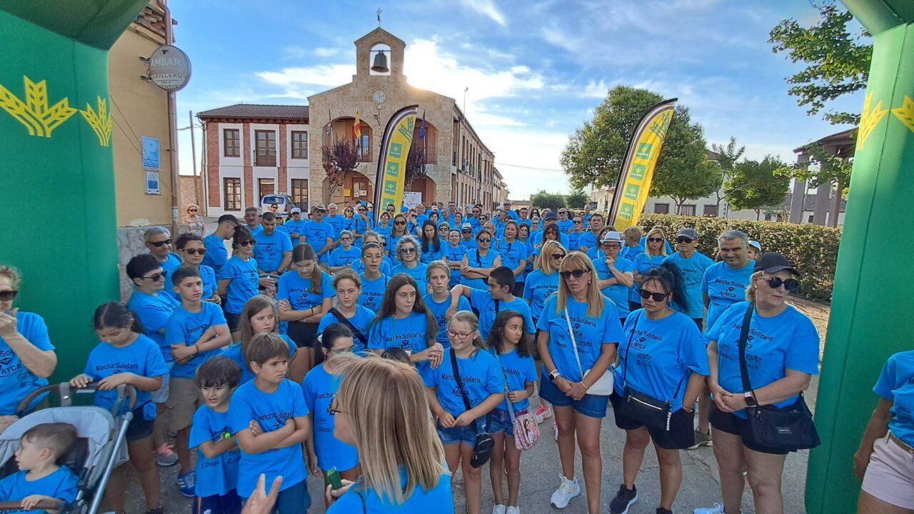 Participantes en el Paseo Solidario de AZAYCA en Villafáfila