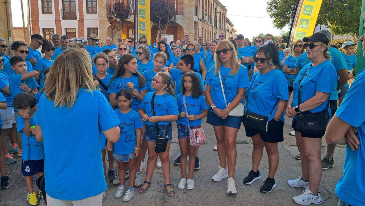 Grupo de personas en camisetas azules durante el Paseo Solidario en Villafáfila