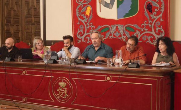 Reunión del pleno del Ayuntamiento de Zamora con varios concejales