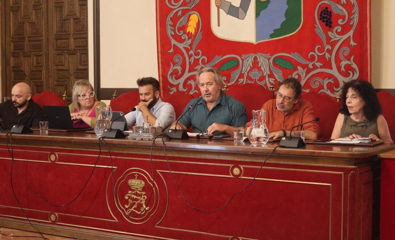 Reunión del pleno del Ayuntamiento de Zamora con varios concejales