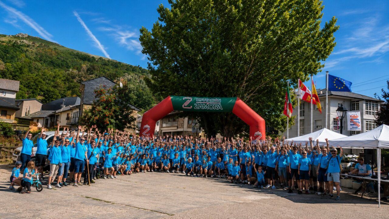 Participantes de la II Marcha Solidaria en Porto levantando las manos