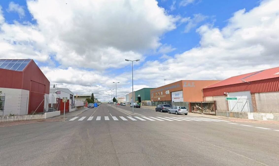 Vista del Polígono Los Llanos con nubes y edificios industriales