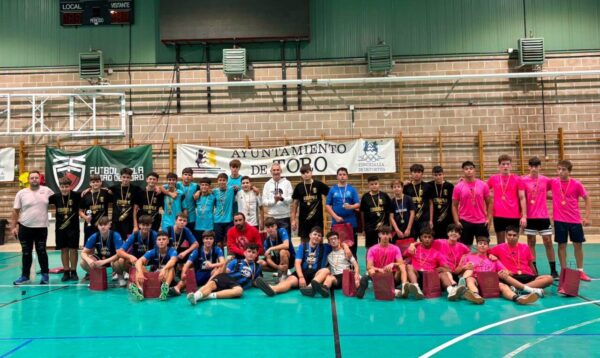 Equipo Quesos Chillón posando tras ganar la Liga de Verano Kids en Toro