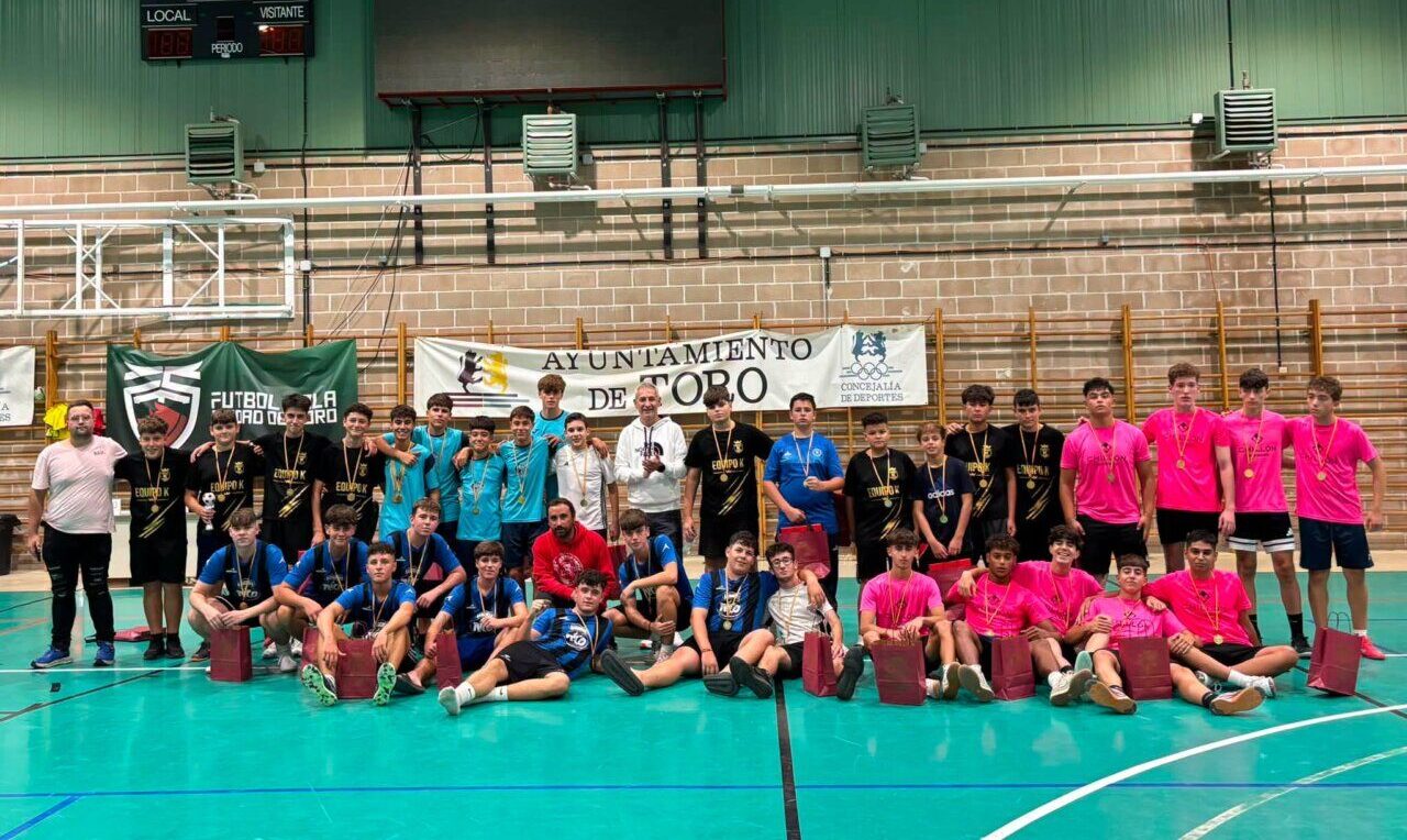 Equipo Quesos Chillón posando tras ganar la Liga de Verano Kids en Toro