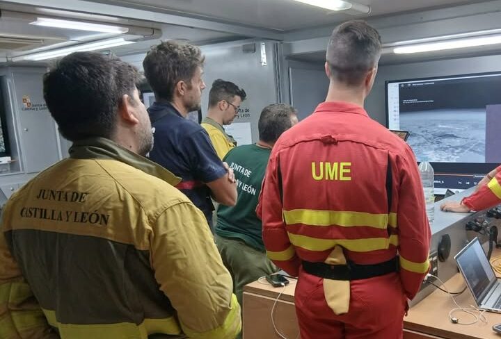 Miembros de Protección Civil y UME en el puesto de mando durante el incendio en Fermoselle