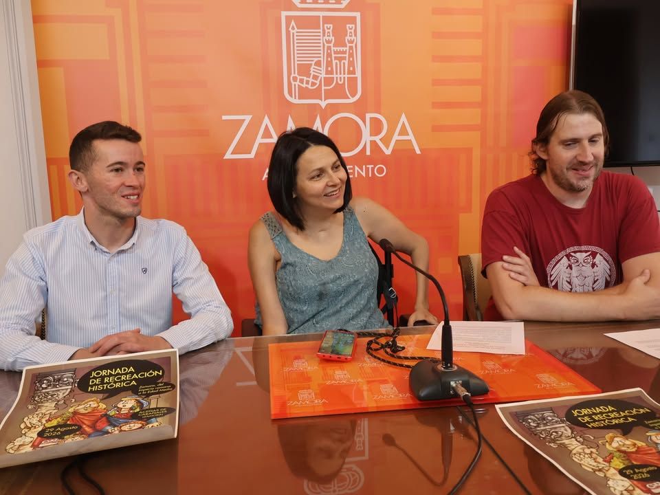 Tres personas en una mesa discutiendo sobre la recreación histórica en Zamora