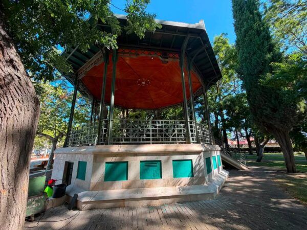 Templete de la Mota restaurado en Benavente, rodeado de árboles.