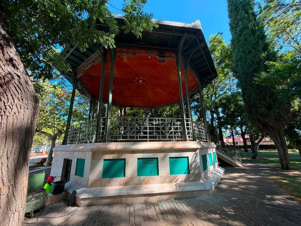 Templete de la Mota restaurado en Benavente, rodeado de árboles.