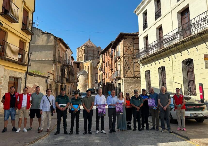Grupo de personas en la calle durante la Junta Local de Seguridad en Toro