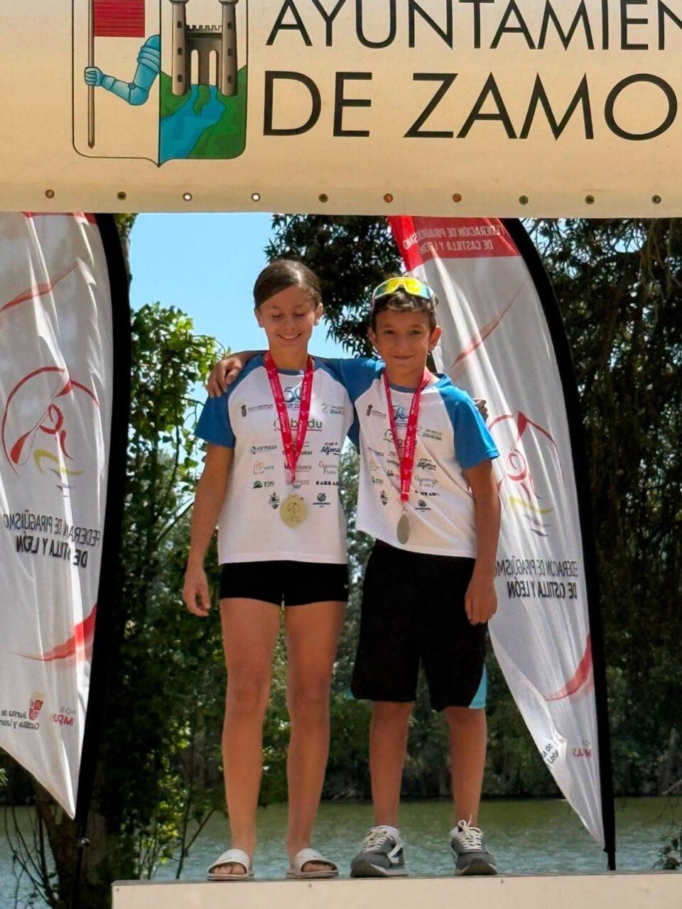 Niños ganadores con medallas en la regata en Zamora