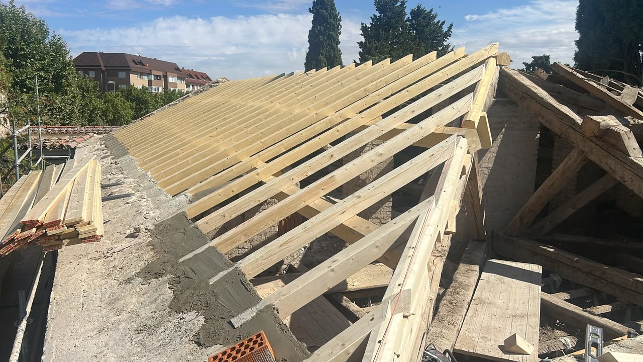 Vista de la cubierta en rehabilitación de la capilla del cementerio de San Atilano en Zamora
