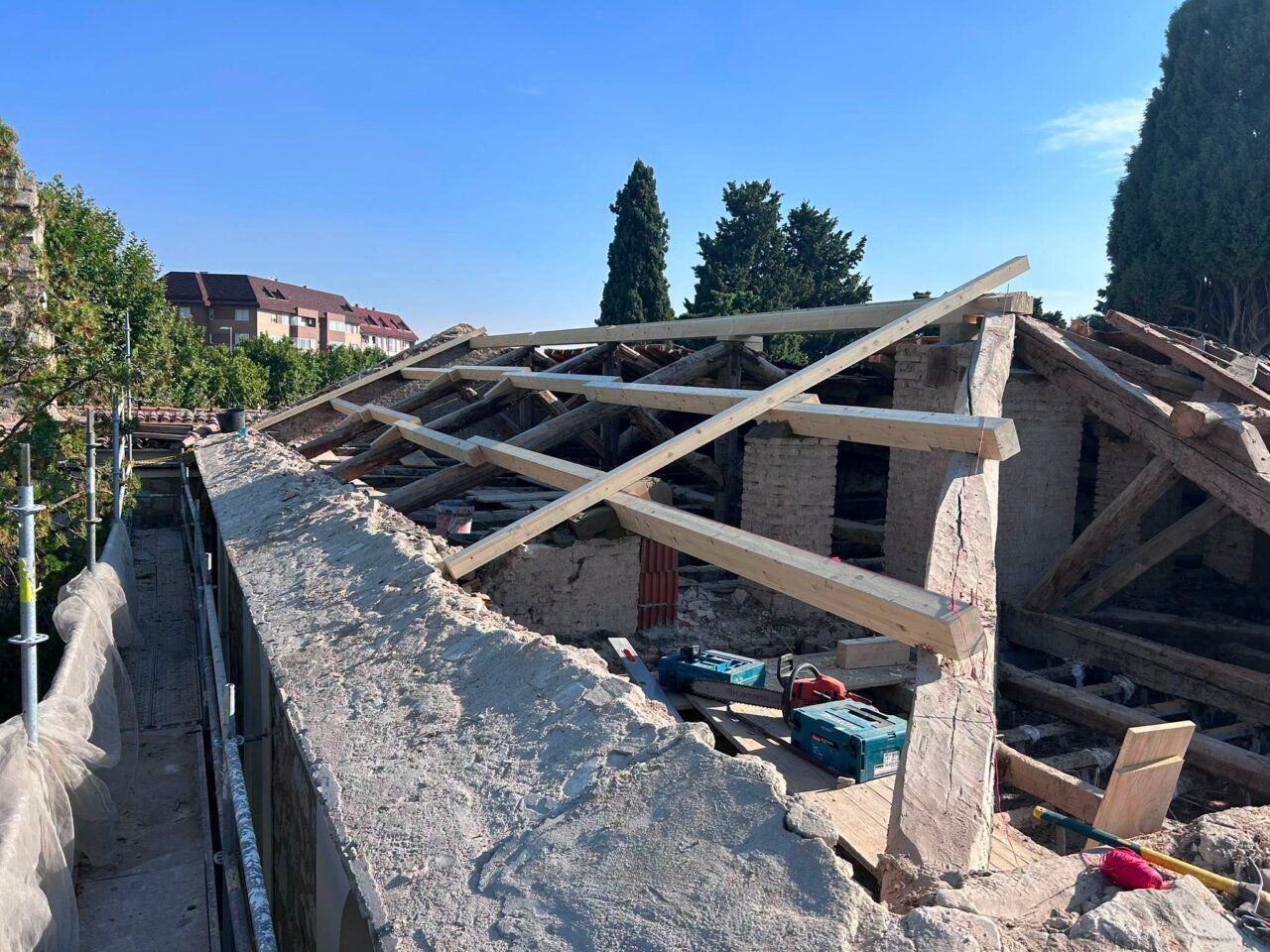 Vista de la cubierta en rehabilitación de la capilla del cementerio de San Atilano en Zamora