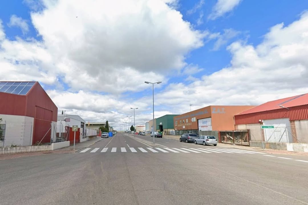Vista de la calle en el polígono de los Llanos con edificios y nubes