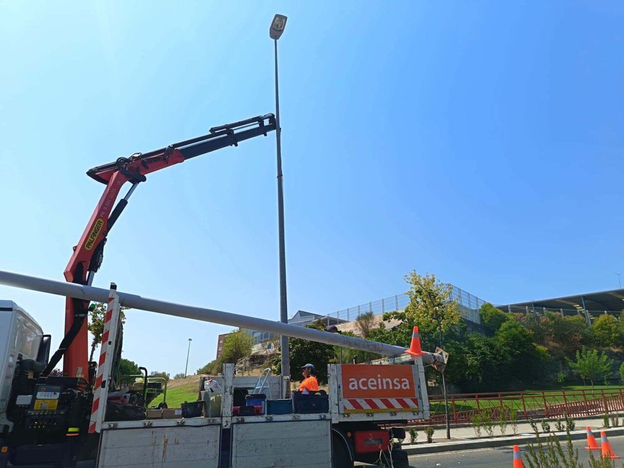 Trabajadores instalando luces LED en la Cuesta del Bolón en Zamora