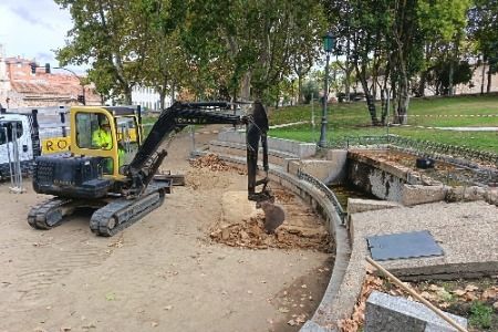 Maquinaria trabajando en la renovación de la fuente pequeña de San Martín.